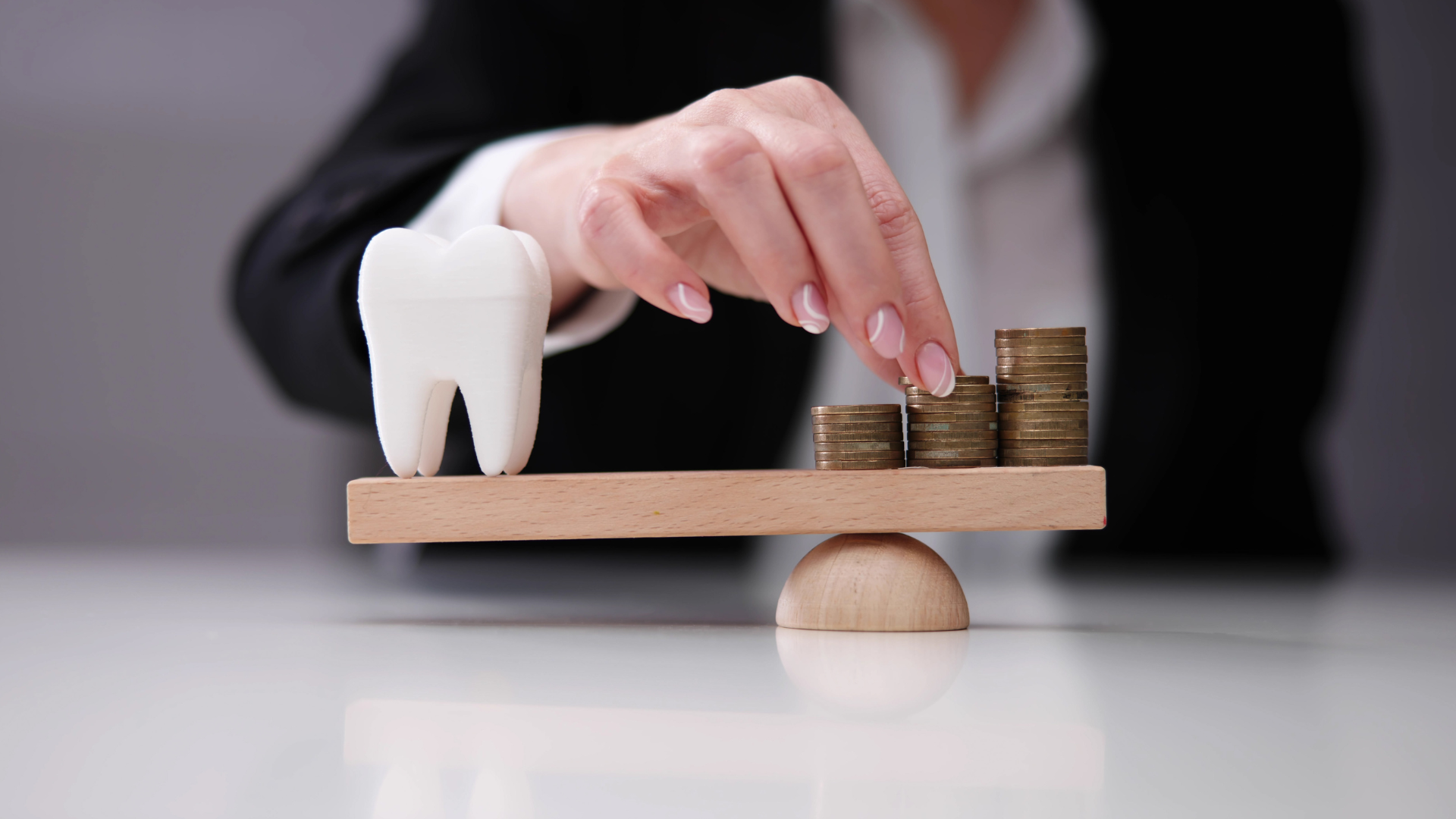 How do the costs of dental implant procedures vary between general dentists and specialists?